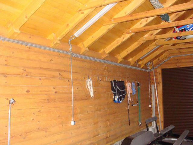 Проводка в деревянном доме, правила монтажа электропроводки в доме из бруса, прокладка кабелей
